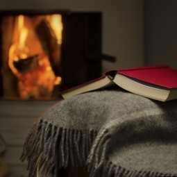 Книга и плед у камина - Book and a blanket by the fire