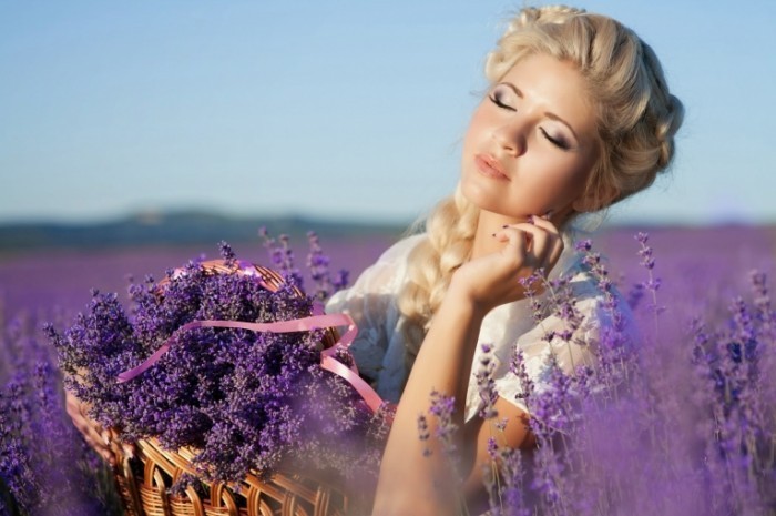 Dollarphotoclub 51271667 700x465 Девушка с сиреневыми цветами   Girl with lilac flowers