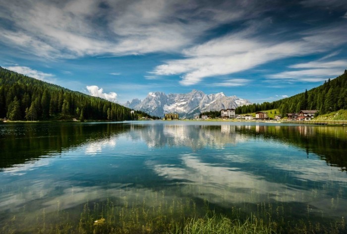 Dollarphotoclub 54637351 copy 700x472 Озеро в горах   Lake in the Hills