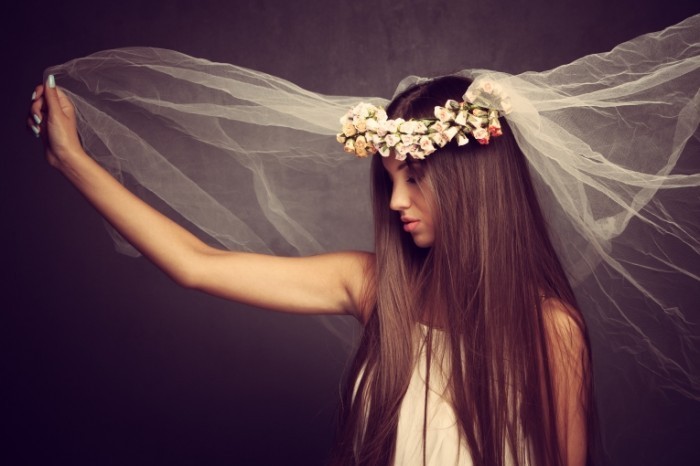 Dollarphotoclub 56103445 700x466 Девушка с фатой   Girl with a veil