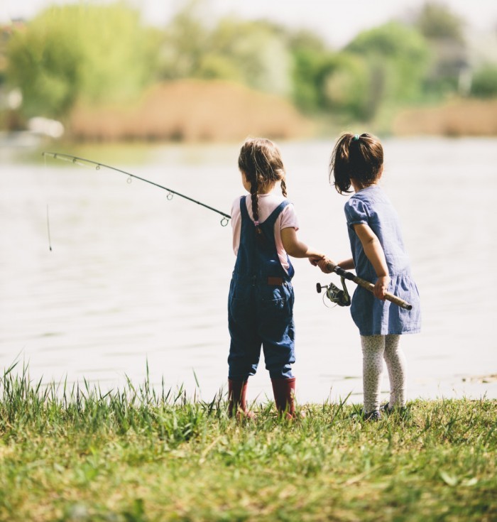 Dollarphotoclub 63828540 w36tqx 700x735 Девочки на рыбалке   Girls fishing