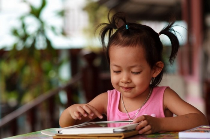 Dollarphotoclub 74237611 700x466 Девочка с планшетом   Girl with tablet