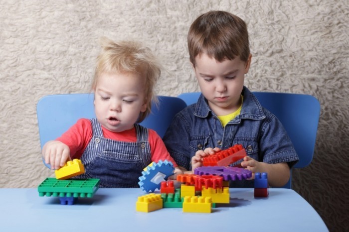 Dollarphotoclub 75038270 001 700x466 Дети с лего   Children with Lego