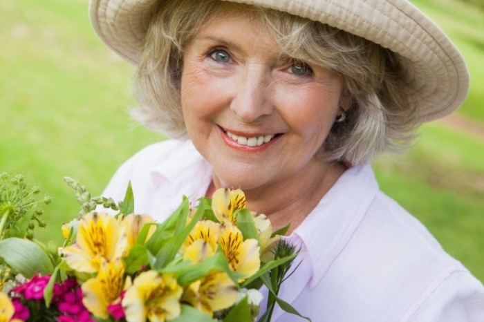 Dollarphotoclub Seniorflowers 700x466 Пожилая женщина с цветами   Mature woman with flowers