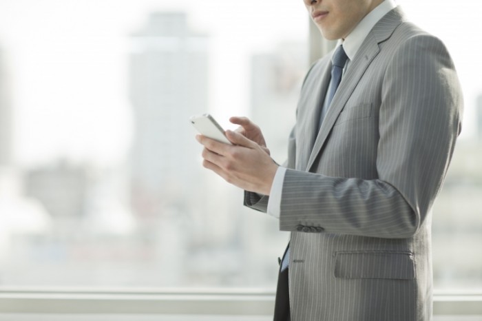 shutterstock 177039305 700x466 Бизнесмен со смартфоном   Businessman with a smartphone