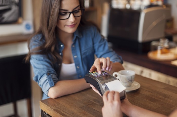 shutterstock 196204991 700x466 Девушка с кассовым аппаратом   Girl with cash register