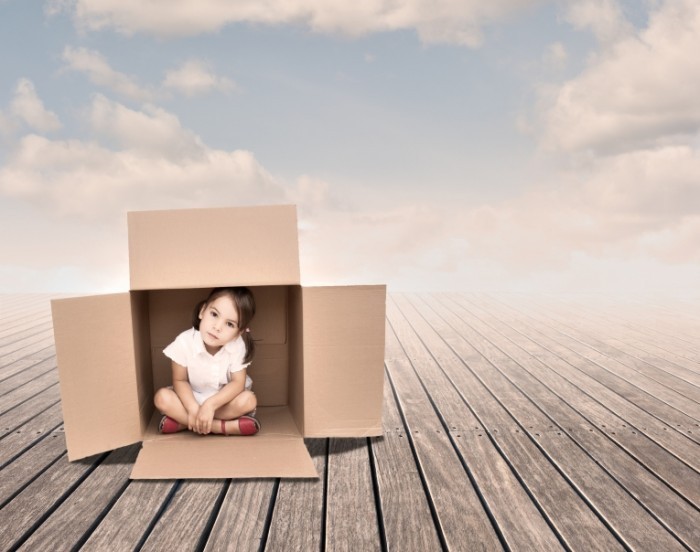 Dollarphotoclub 51432408 700x552 Девочка в коробке   Girl in a box