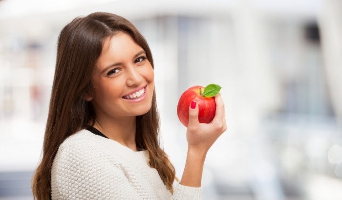 Dollarphotoclub 66950132 700x410 Девушка с яблоком   Girl with apple