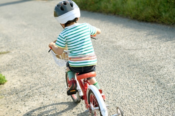 Dollarphotoclub 69460699 700x463 Мальчик на велосипеде   Boy on a bicycle