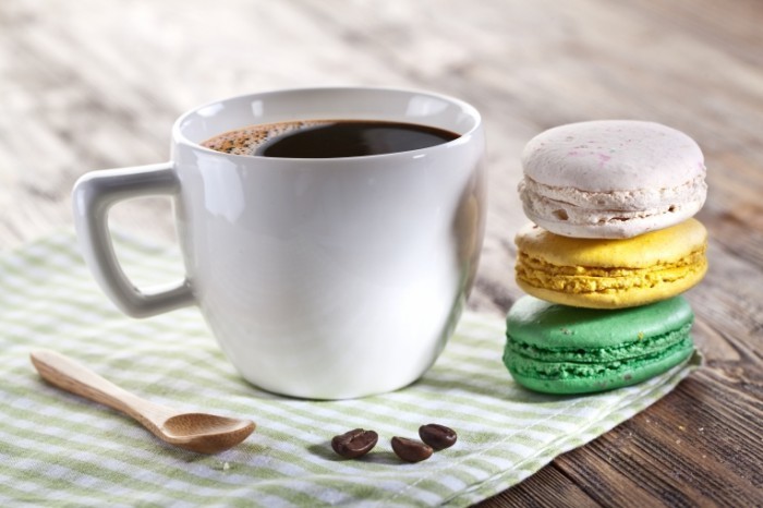 Dollarphotoclub 70882042 700x466 Кофе с макарони   Coffee with macaroon