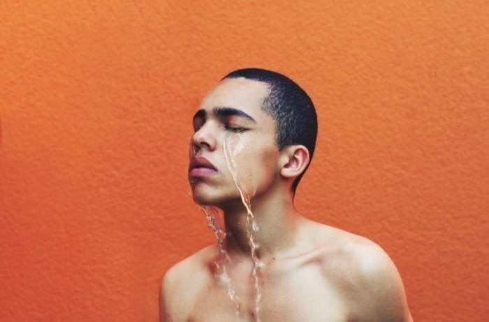  Парень на оранжевом фоне   Boy on an orange background