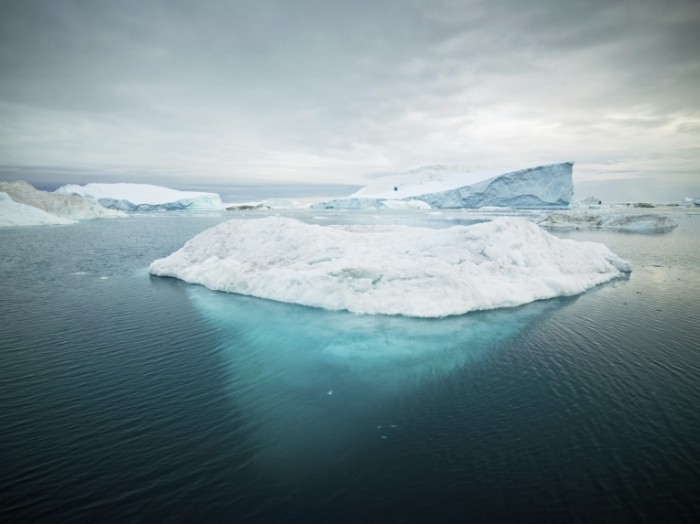 iStock 000014115888XXXLarge 700x524 Айсберг в воде   Iceberg in the water