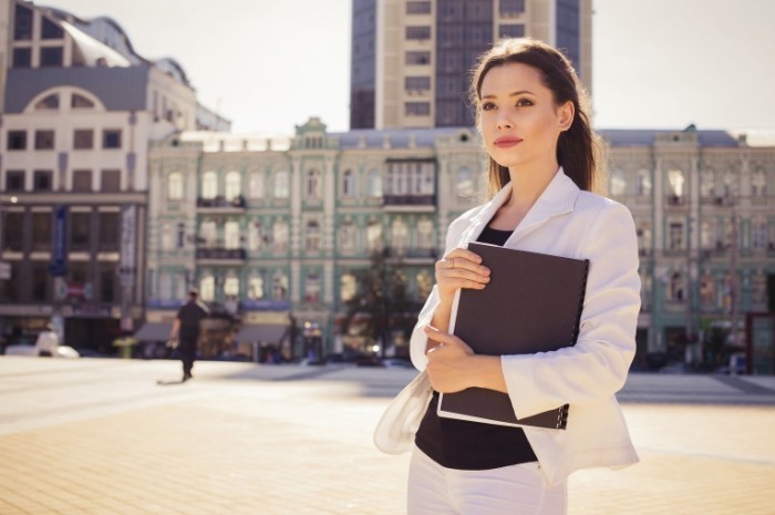 2625bb25 shutterstock 207349507.xxxlarge 2x 700x465 Бизнес леди   Business woman