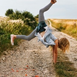 Девочка в полосатых колготах - Girl in striped tights