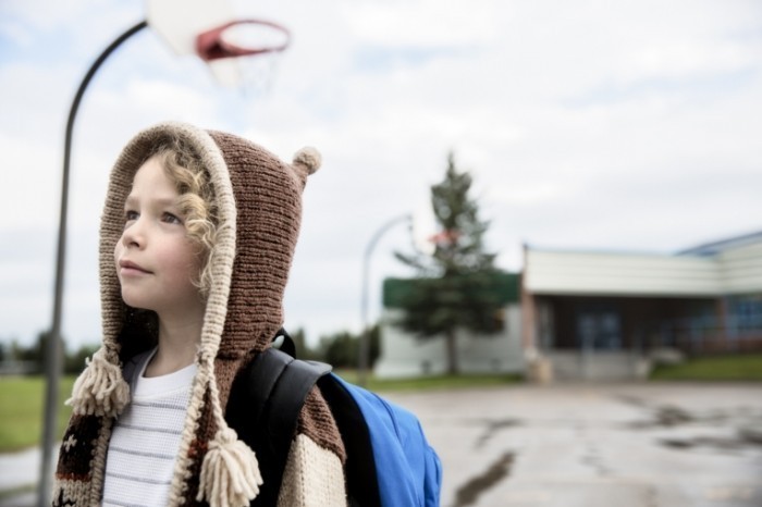 backtoschool 15 700x466 Мальчик с рюкзаком   Boy with backpack