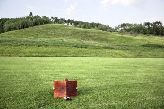 backtoschool6 700x466 Ребенок с книгой на лугу   Child with a book in a meadow