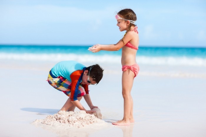 dc2f6040 shutterstock 194991017.xxxlarge 2x 700x465 Дети на пляже   Children on the beach