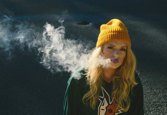 original 700x483 Девушка с дымом   Girl with smoke