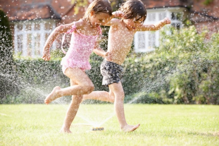 shutterstock 114643561 700x466 Дети в фонтане   Children in the fountain