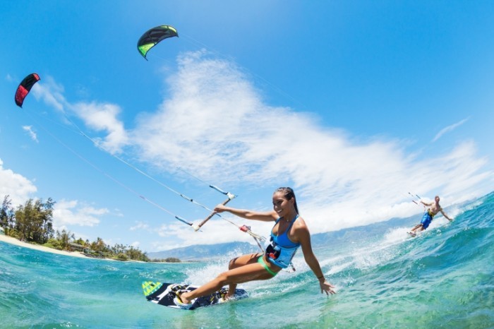 shutterstock 144342580 700x466 Девушка на серфинге   Girl surfing