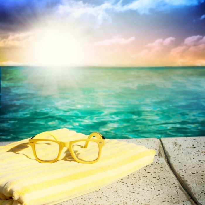 shutterstock 184243754 700x700 Солнцезащитные очки на берегу   Sunglasses on the shore