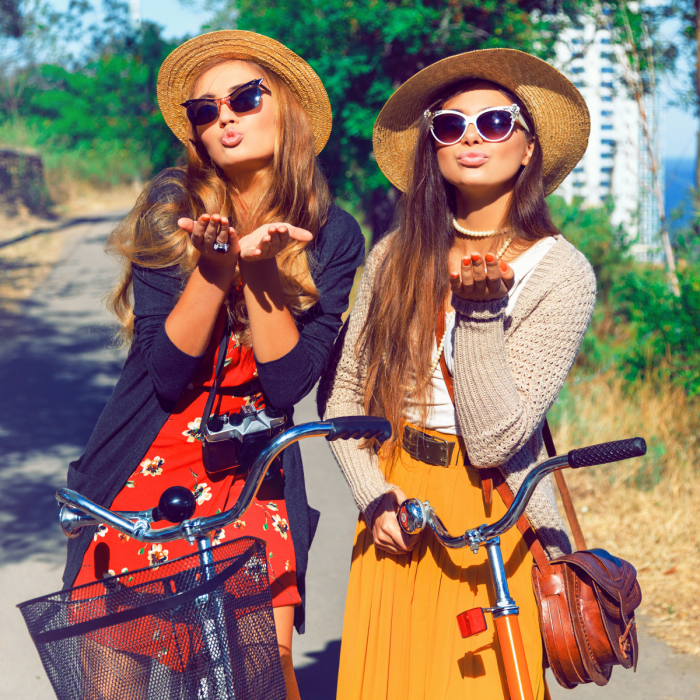 shutterstock 224708227 700x700 Девушки в шляпах и очках   Girls in hats and sunglasses