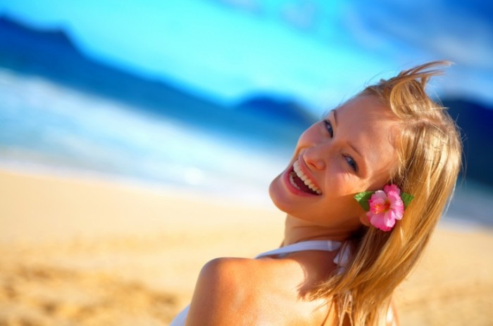 shutterstock 2404010 700x464 Девушка на отдыхе   Girl on vacation