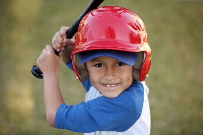 shutterstock 70363447 700x466 Мальчик с битой   Boy with bat