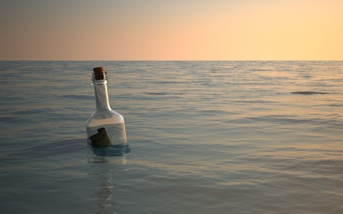 25187522 700x437 Бутылка в воде   Bottle of water