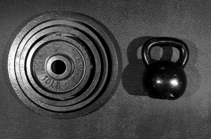 Chispa Magazine Weights Mark McElroy Shutterstock 700x463 Гантели   Dumbbells