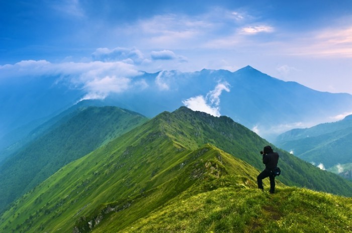 Fotolia 33782452 Subscription XL 700x464 Фотограф в горах   Photographer in the mountains