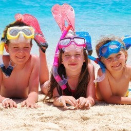 Дети в подводных масках - Children in underwater masks