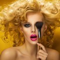 Блондинка с кисточкой для макияжа - Blonde with makeup brush