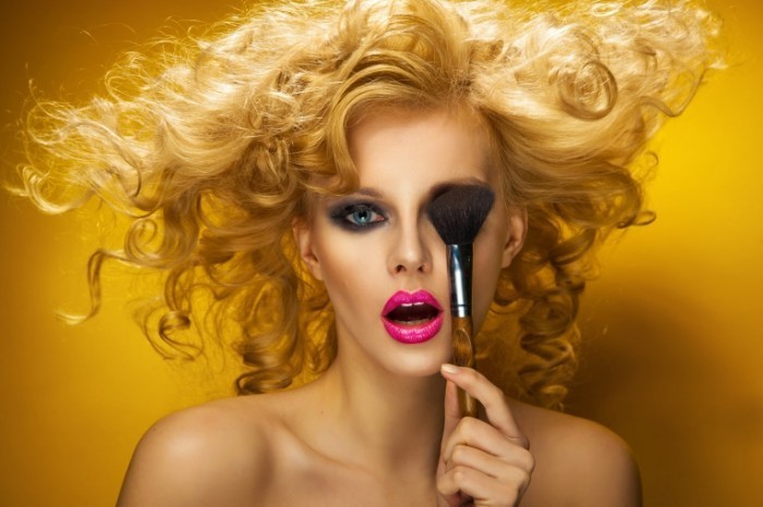 Fotolia 39386339 Subscription Monthly XXL 700x466 Блондинка с кисточкой для макияжа   Blonde with makeup brush