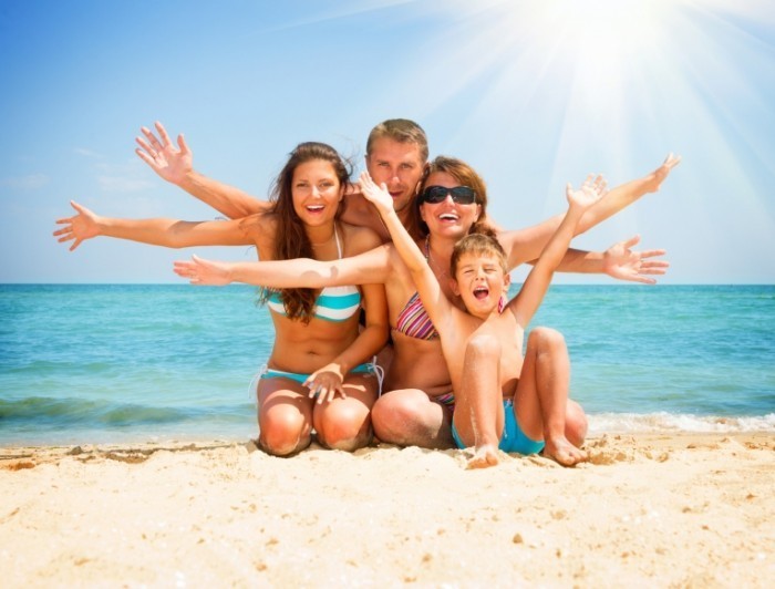 Fotolia 54855728 Subscription Monthly ACHAT DIRECT 0614 700x532 Семья на пляже   Family on the beach