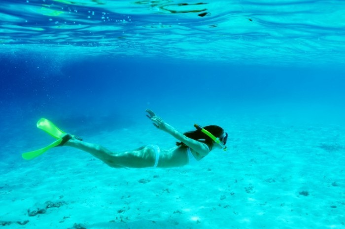 Fotolia 77360982 L 700x464 Девушка под водой   Girl under water