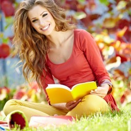 Красивая девушка с книгой - Beautiful girl with a book