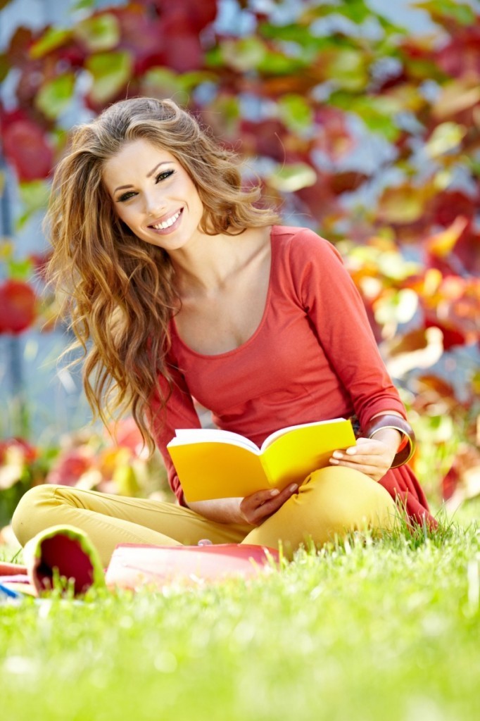 Fotolia Reading 682x1024 Красивая девушка с книгой   Beautiful girl with a book