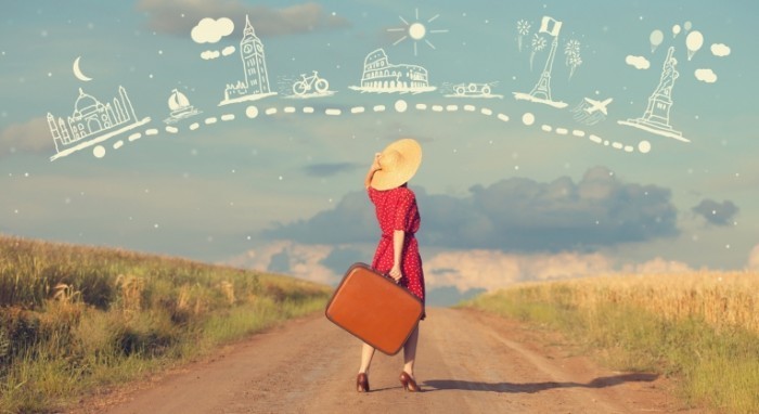 TRAVELING SHUTTERSTOCK IMAGE P1  700x382 Девушка в шляпе с чемоданом   Girl in a hat with a suitcase