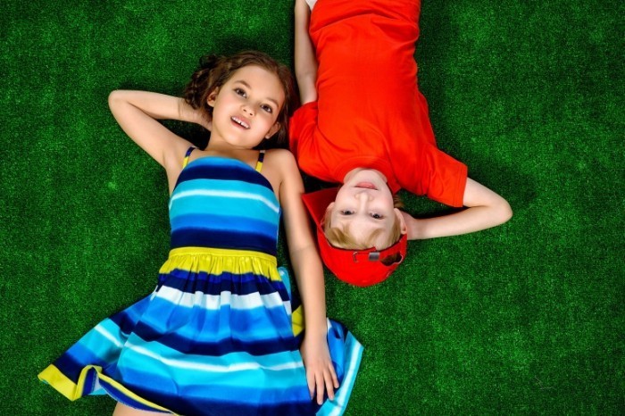 c8413588b5a4761c shutterstock 193875113.xxxlarge 2x 700x466 Дети на траве   Children on grass