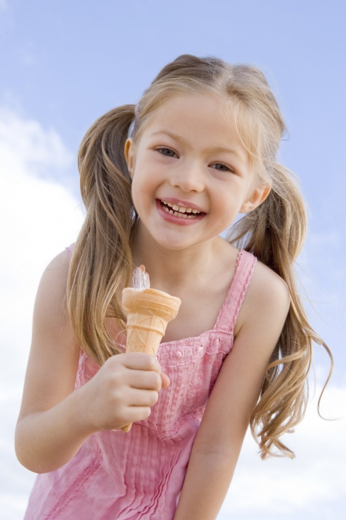 fotolia 8652011 m 681x1024 Девочка с мороженым   Girl with ice cream