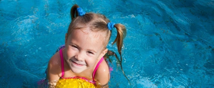 shutterstock 112426124 700x290 Девочка с мячом в воде   Girl with a ball in the water