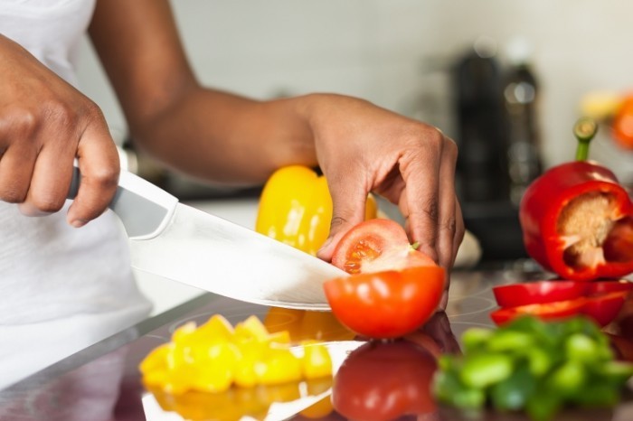 shutterstock 127902011 700x466 Девушка на кухне   Girl in the kitchen