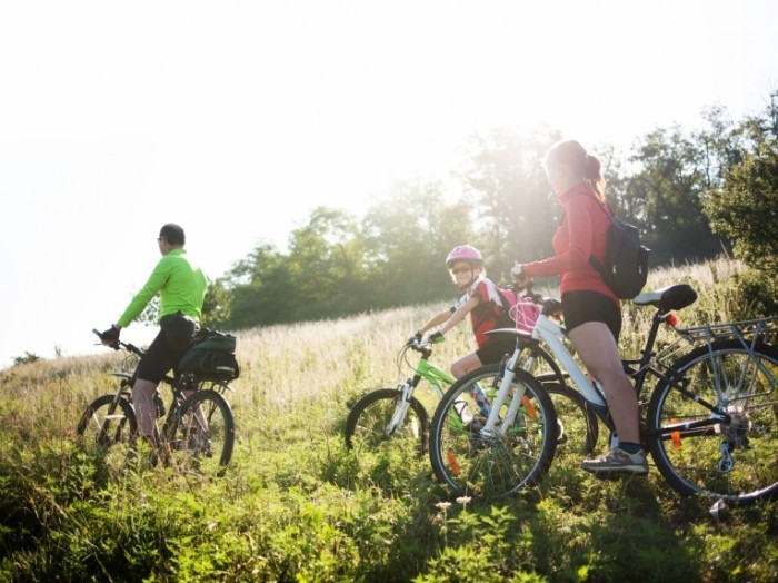 shutterstock 134865983 700x524 Семья на велосипедах   Family on bicycles