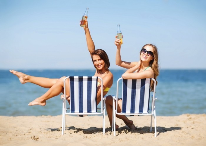 shutterstock 148076396 700x498 Девушки на пляже   Girls at the beach