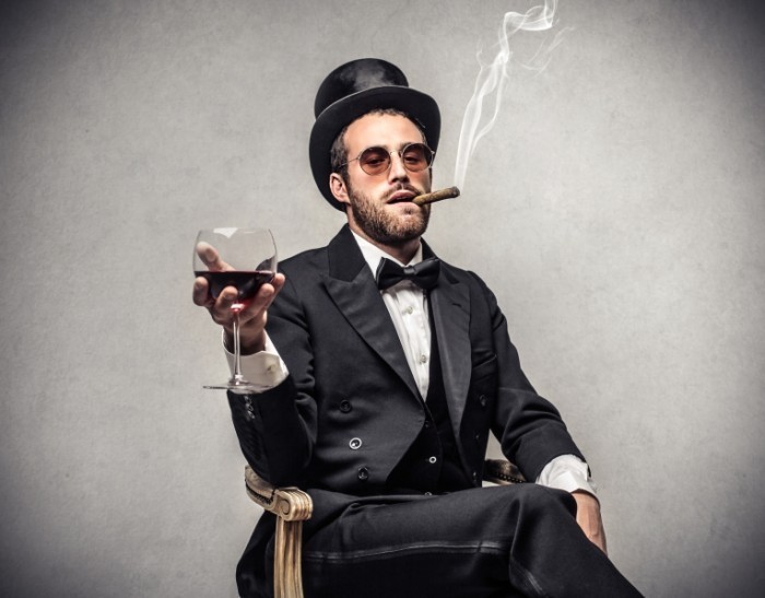 shutterstock 172757969 700x547 Мужчина с сигарой и бокалом   Man with a cigar and a glass