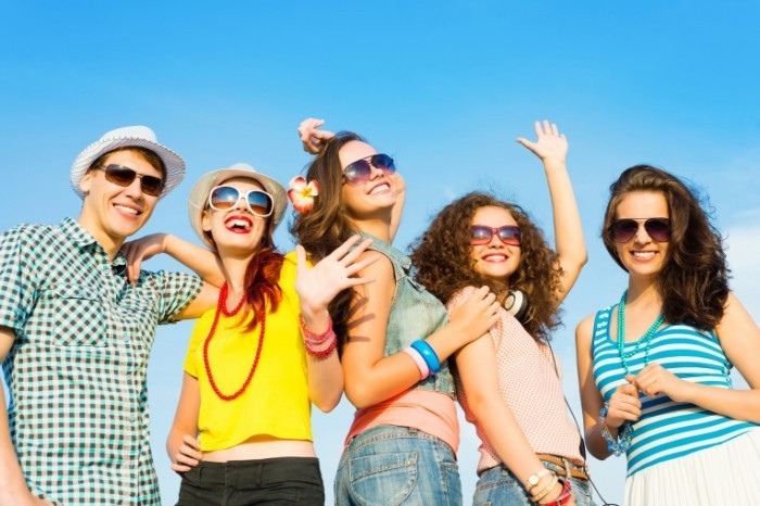 shutterstock 175790069 700x466 Молодежь в солнцезащитных очках   Youth sunglasses