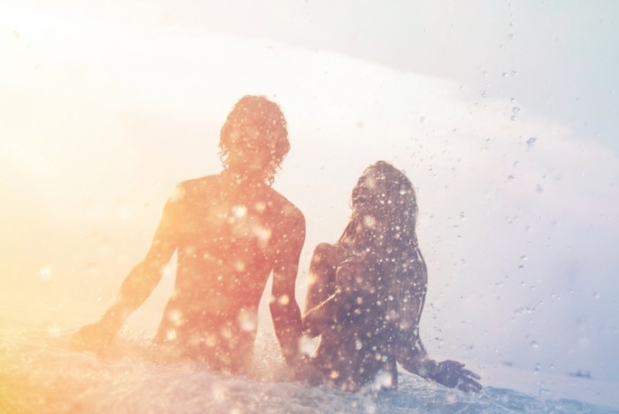 shutterstock 193816727 700x468 Пара в воде   Couple in water