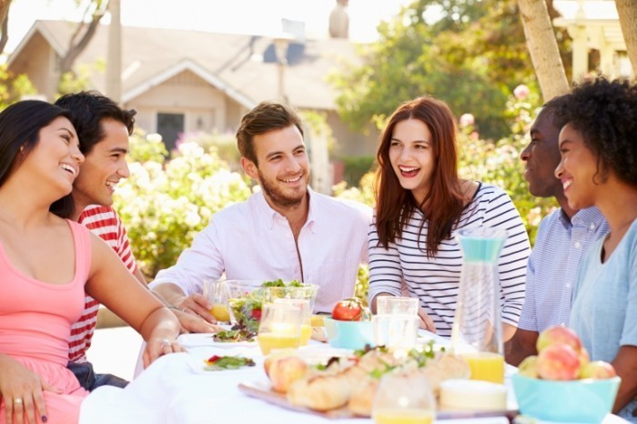 shutterstock 194001635 700x466 Молодежь за обедом   Youth for dinner