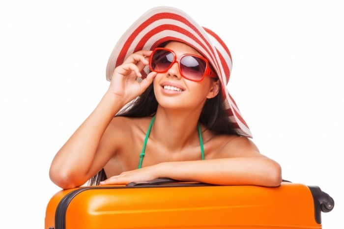 shutterstock 219145738 700x466 Девушка в шляпе и очках   Girl in a hat and sunglasses